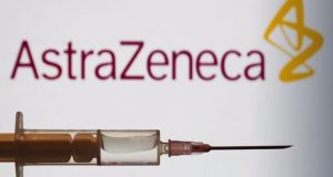 AstraZeneca: «Τα έβλεπα όλα διπλά» λέει γυναίκα που εμβολιάστηκε στην…
