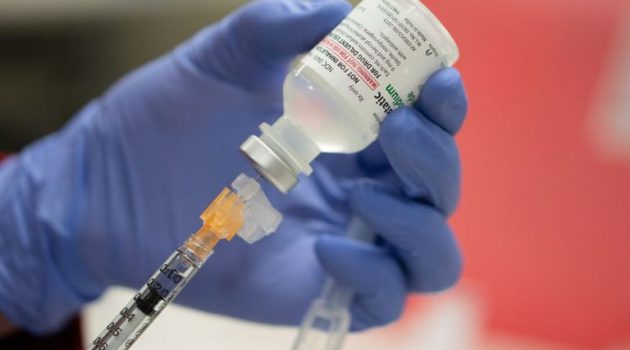 Κορωνοϊός – Εμβόλιο: Σύγχυση με οδηγίες αποχής από το αλκοόλ