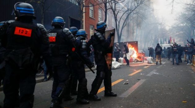 Παρίσι: Δακρυγόνα και επεισόδια για το νομοσχέδιο ασφάλειας (Photos)