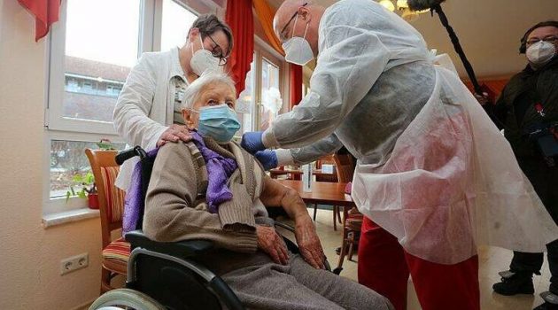 Γερμανία: Υπεραιωνόβια 101 ετών ο πρώτος πολίτης που εμβολιάστηκε (Photo)