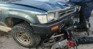 Μεσολόγγι: Κάτω από τις ρόδες αγροτικού βρέθηκε ένα μηχανάκι (Photo)