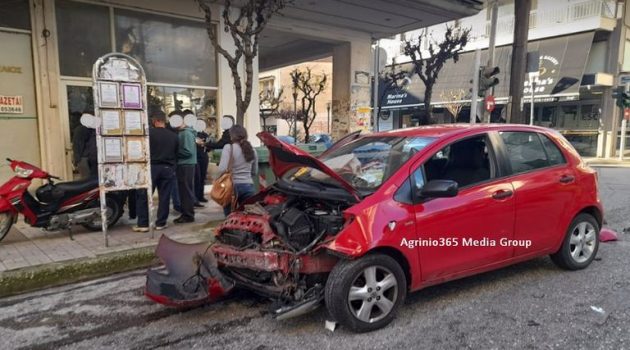 Αγρίνιο: Σφοδρή σύγκρουση αυτοκινήτων σε κεντρική διασταύρωση (Photos)
