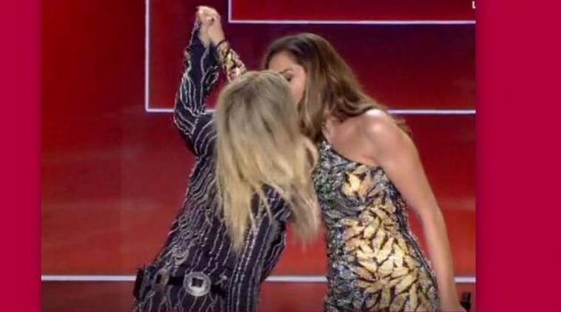 Βίσση και Βανδή έλυσαν τα 20 χρόνια κόντρας με ένα «καυτό» φιλί! (Video)