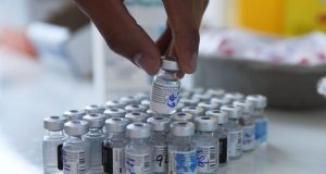 Εμβόλιο Pfizer: Λιγότερες παραδόσεις λόγω αναβάθμισης των εργοστασίων