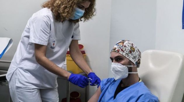 Κικίλιας: «Ξεκινά σύντομα ο εμβολιασμός των γιατρών του ιδιωτικού τομέα»