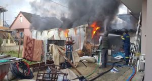 Φωτιά σε γκαράζ στην Πλαγιά κατέστρεψε μηχανάκια και μηχανήματα (Photos)