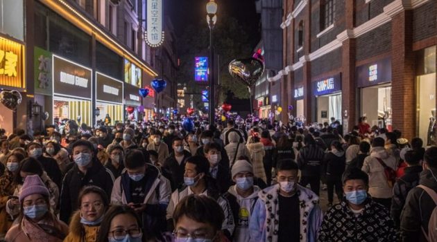 Η Πρωτοχρονιά στην Ουχάν δεν μοιάζει με τη δική μας – Χιλιάδες πολίτες σε δρόμους και κλαμπ (Photos)