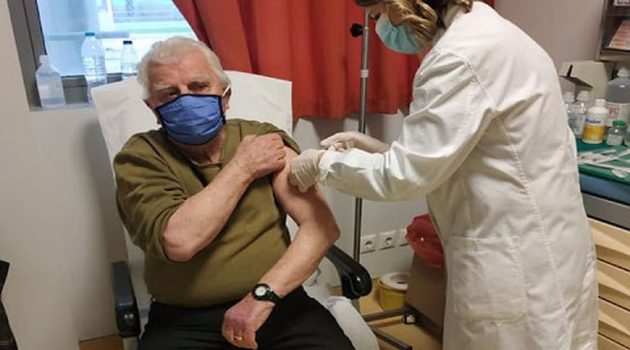 Γ.Ν. Αγρινίου: Εμβολιάστηκε ο 90χρονος μπάρπα-Γιάννης από την Μπαμπίνη (Photo)