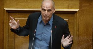 Βαρουφάκης: «Κυβερνητικό φιάσκο με τα εμβόλια»