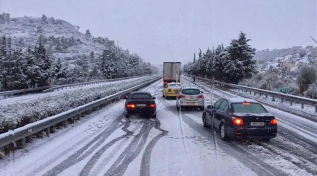 Στερεά Ελλάδα: Αλυσίδες και απαγόρευση κυκλοφορίας λόγω χιονιά