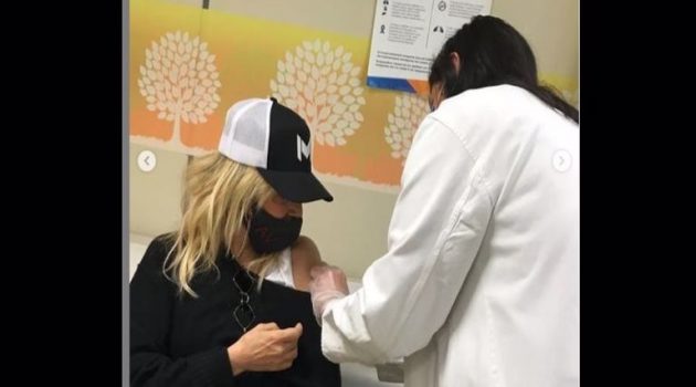 Άννα Βίσση: Εμβολιάστηκε για τον κορωνοϊό και το διασκέδασε (Photos)