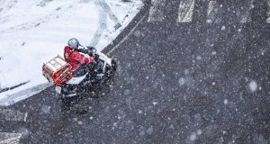 Ντελιβεράδες «παλεύουν» με τα χιόνια – Πάνω από 80 καταγγελίες…
