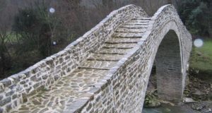 Το εντυπωσιακό πέτρινο Γεφύρι της Βέργας στην Πετρώνα Αιτωλ/νίας! (Photos)