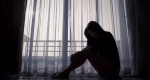 Τι είναι η περιεμμηνοπαυσιακή κατάθλιψη; Αίτια, συμπτώματα & αντιμετώπιση