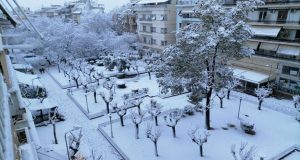 «Μήδεια»: Ο χιονιάς παρέλυσε την Αττική – Στα λευκά και…