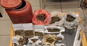 Συνελήφθη άνδρας για κατοχή ναρκωτικών και ένα ξίφος στην Κάτω…