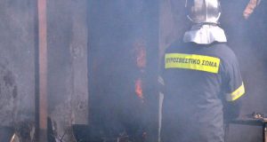 Ναύπακτος: «Άρπαξε» φωτιά μονοκατοικία στην οδό Εθνικής Αντιστάσεως