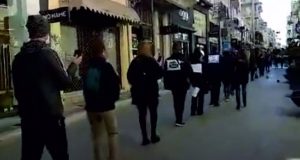 Διαμαρτυρία στην Πάτρα με μάσκες και συρματόπλεγμα στο κεφάλι (Video…