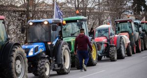 Βγήκαν με τα τρακτέρ στους δρόμους οι αγρότες στη Λάρισα…