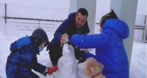 Τσίπρας: Παιχνίδι στα χιόνια με τους γιους του και το…