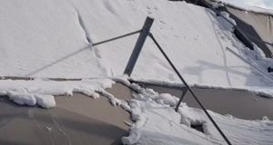 Βενζινάδικο κατέρρευσε από το βάρος του χιονιού στο Χαϊδάρι (Video)