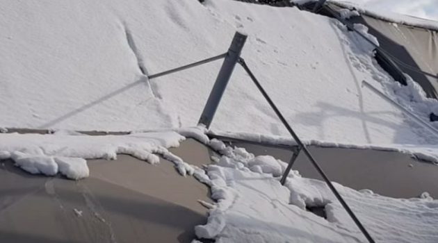 Βενζινάδικο κατέρρευσε από το βάρος του χιονιού στο Χαϊδάρι (Video)