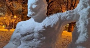 Ένας «Ιπποκράτης» από χιόνι προστατεύει τη Νέα Υόρκη