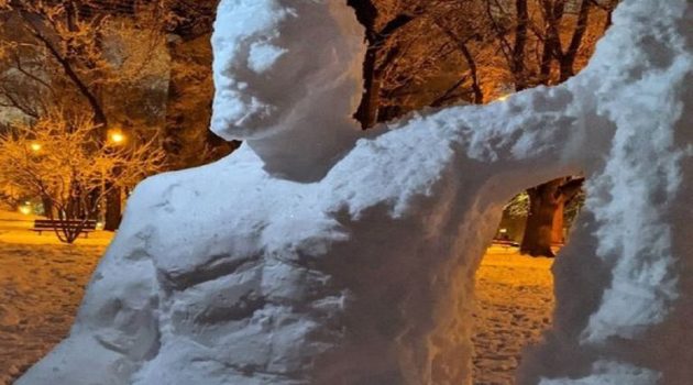 Ένας «Ιπποκράτης» από χιόνι προστατεύει τη Νέα Υόρκη