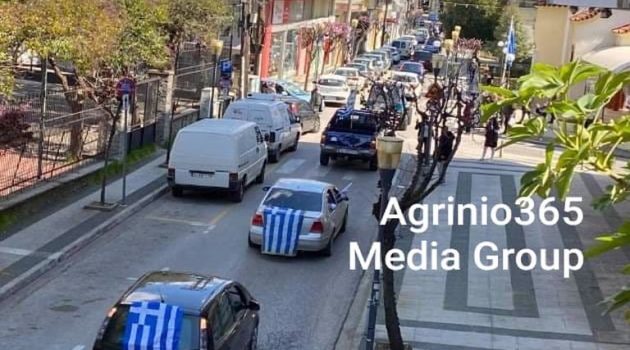 Μοναδικό! Εκατοντάδες αυτοκίνητα με σημαίες στους δρόμους του Αγρινίου (Video – Photos)