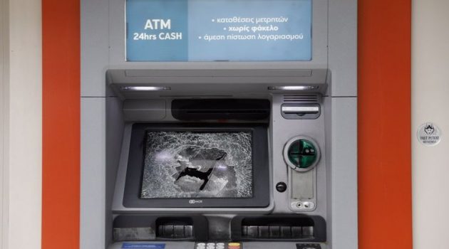 Ακόμα μία νύχτα με μπαράζ επιθέσεων σε ATM και αυτοκίνητα στην Αθήνα