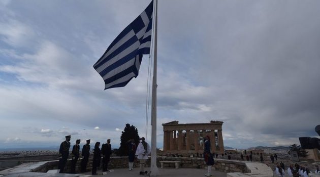 25 Μαρτίου: Τελετή έπαρσης της ελληνικής σημαίας στον Ιερό Βράχο της Ακροπόλεως (Video)