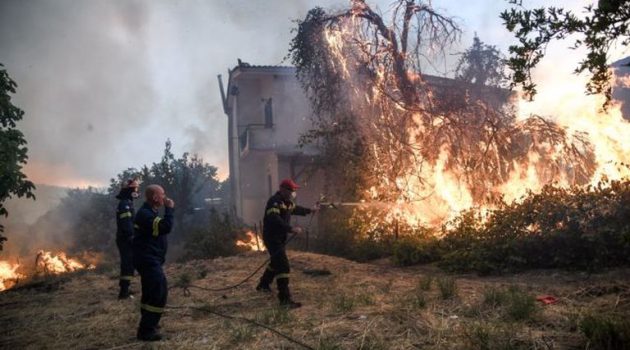 Ναυπακτία – Κρυονέρι: Απειλήθηκαν σπίτια από τη μεγάλη φωτιά (Video – Photos)