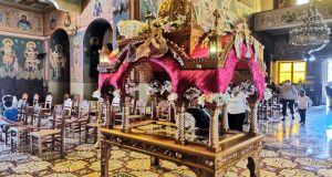 Ιερός Ναός Αγίου Χριστοφόρου Αγρινίου: Ο Στολισμός του Επιταφίου (Photos)