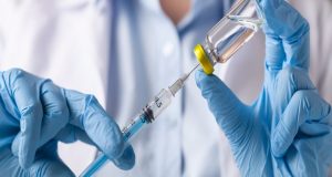 Εξετάζουν τροποποιήσεις στα εμβόλια J&J και AstraZeneca λόγω των θρομβώσεων