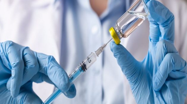 Εμβολιασμοί: Ραντεβού για 50άρηδες από 21 Απριλίου – Στη «μάχη» και το μονοδοσικό της Johnson & Johnson