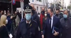 Πάτρα: Με διαμαρτυρίες υποδέχθηκαν τον Πέτσα έξω από το Δημαρχείο…