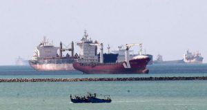 Σουέζ: Σήμερα αναμένεται ο διάπλους των τελευταίων πλοίων