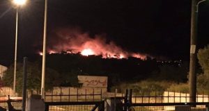 Μεγάλη φωτιά στο Σχίνο Κορινθίας – Εκκενώνονται οικισμοί (Videos)