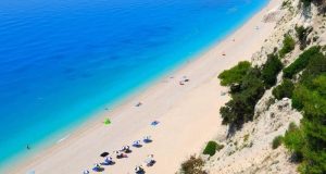 aftes-einai-oi-katalliles-paralies-gia-kolymvisi-stin-p-e-aitoloakarnanias