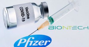 Pfizer: Νέο περιστατικό θρόμβωσης σε 50χρόνη μετά τον εμβολιασμό της