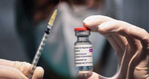 Τζανάκης: «Η υπερέκθεση των παρενεργειών από τα εμβόλια προκάλεσε δυσπιστία»