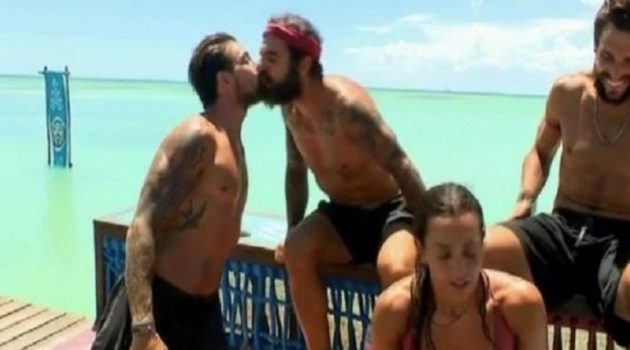 «Survivor»: Ηλίας και Τριαντάφυλλος φιλήθηκαν στο στόμα… δις (Video)