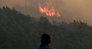 Καίει το… σύμπαν η φωτιά στο Σχίνο – Εκκενώνονται οικισμοί