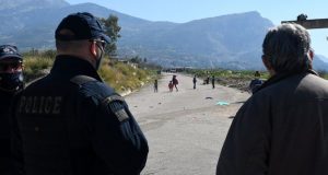 Ανταλλαγή πυροβολισμών σε καταυλισμό Ρομά στη Θήβα, πέντε τραυματίες
