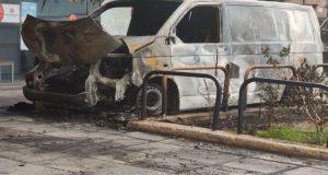 Κυψέλη: Εμπρηστική επίθεση σε εταιρεία ταχυμεταφορών – Κάηκαν ολοσχερώς οχήματα