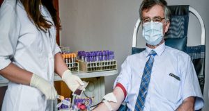 Εθελοντής αιμοδότης ο Σωτήρης Τσιόδρας στο Προεδρικό Μέγαρο