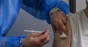 Κορωνοϊός: Οι ανεμβολίαστοι έχουν διπλάσιες πιθανότητες να επαναμολυνθούν