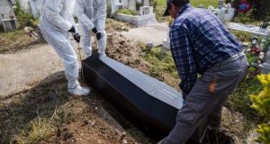 Εύβοια: Ιερέας άνοιξε φέρετρο 77χρονου που πέθανε από Covid-19 (Video)