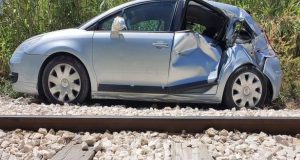 Πάτρα: Αυτοκίνητο έπεσε πάνω στον Προαστιακό (Photos)