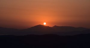 Σημερινό ηλιοβασίλεμα από τον Βλοχό με φόντο τα Ακαρνανικά Όρη…